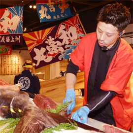 難波駅近くの海鮮居酒屋「つり吉 難波店」の店員
